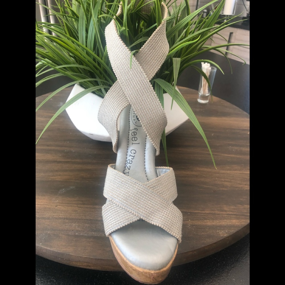 Size 7 Dr. Scholl’s platform with stretchy glittery wraparound strap